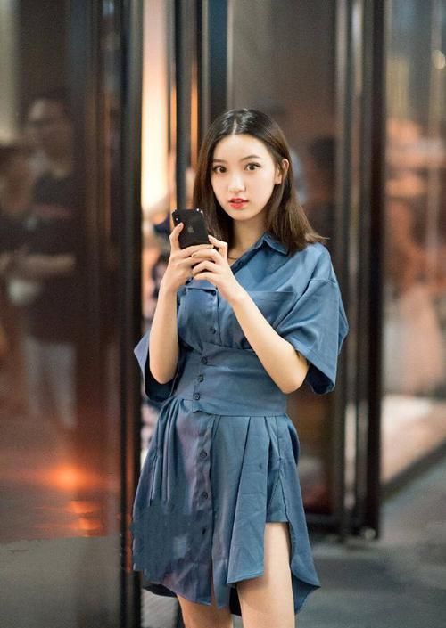 美女的胆子比较大,裙子选睡衣款式,慵懒气息很吸引人