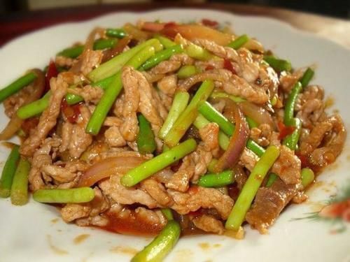 蒜苔|为啥猪肉一炒就变柴？注意这三点，炒好的猪肉鲜嫩滑口，不老不柴