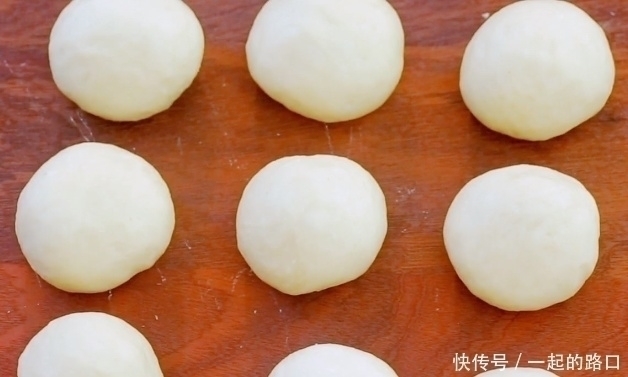 最简单面包做法:不用烤箱不用蒸,香甜又松软,5块钱做一锅