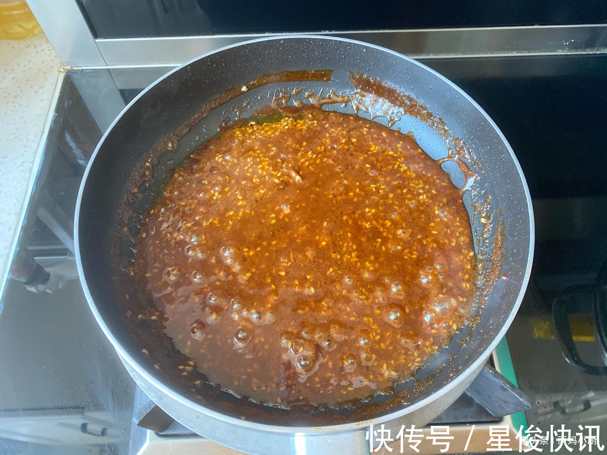 想吃酱香饼别再买了,一口锅在家自己做,外酥里嫩,酱香浓郁