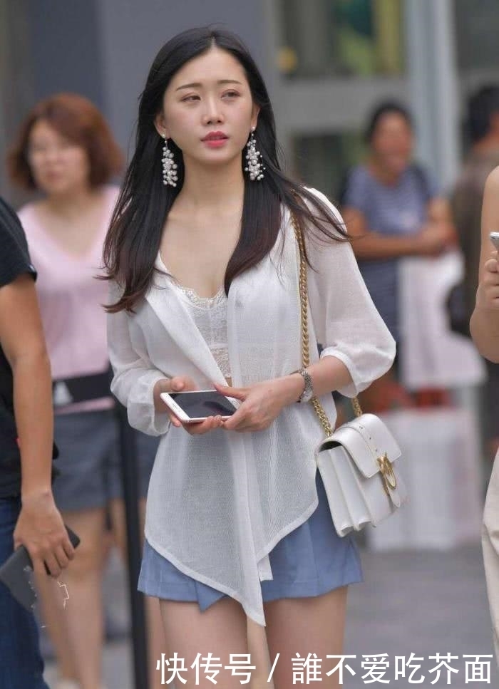 街拍时尚: 姑娘身穿白色内衬衣, 笑容自信迷人!