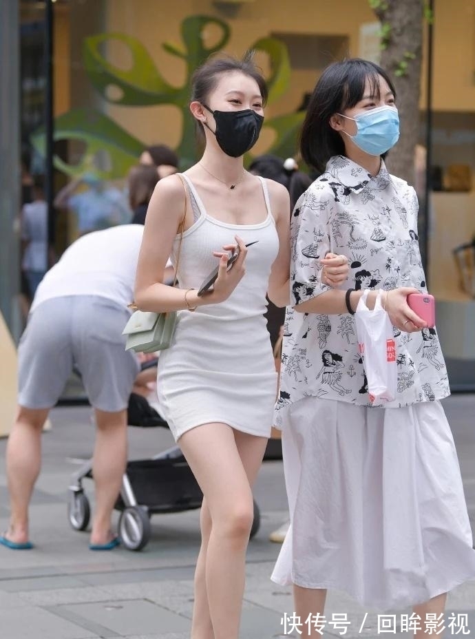 女生 苗条女生的“吊带裙”,时尚又清新,一点不输微胖女孩