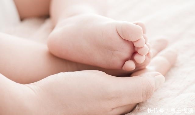 为什么宝宝会出现脚臭的情况该如何缓解呢家长不妨了解一下!