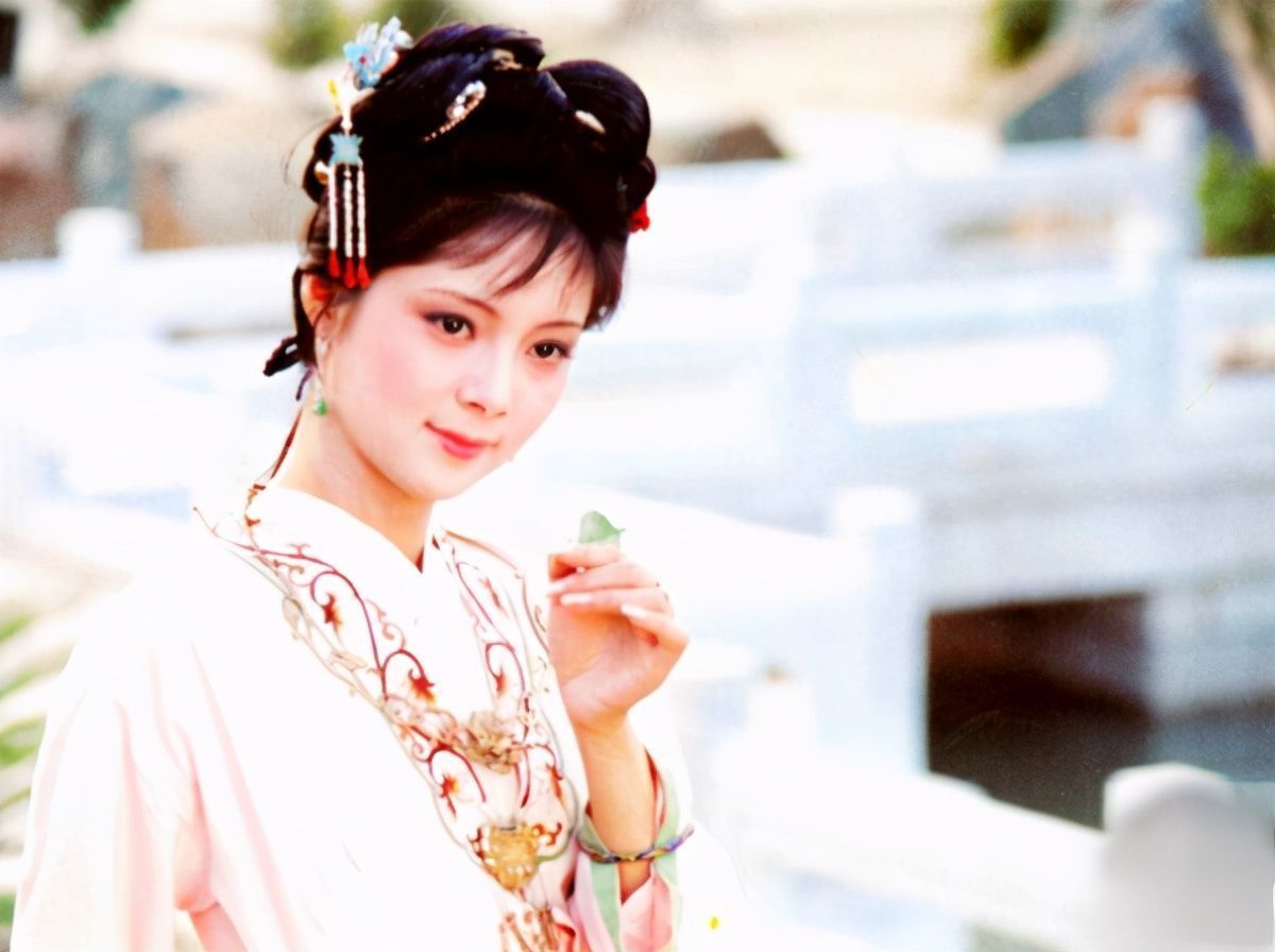 林妹妹#薛宝钗史湘云都有雪白的“酥臂”,贾宝玉看到后为何反应不一样?