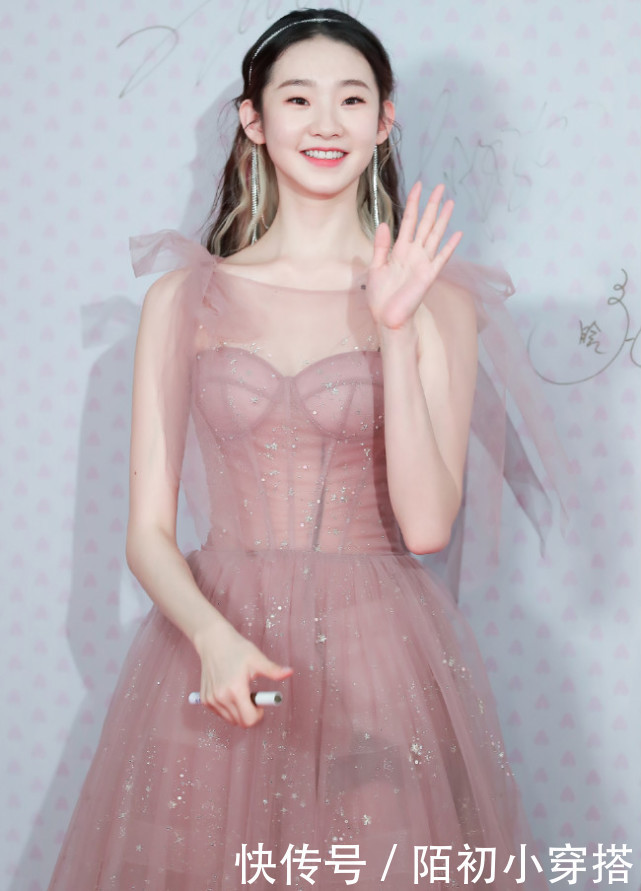 用来|女士都嫌弃的白袜,张艺凡用来搭配“下衣失踪”后:这腿长得要命