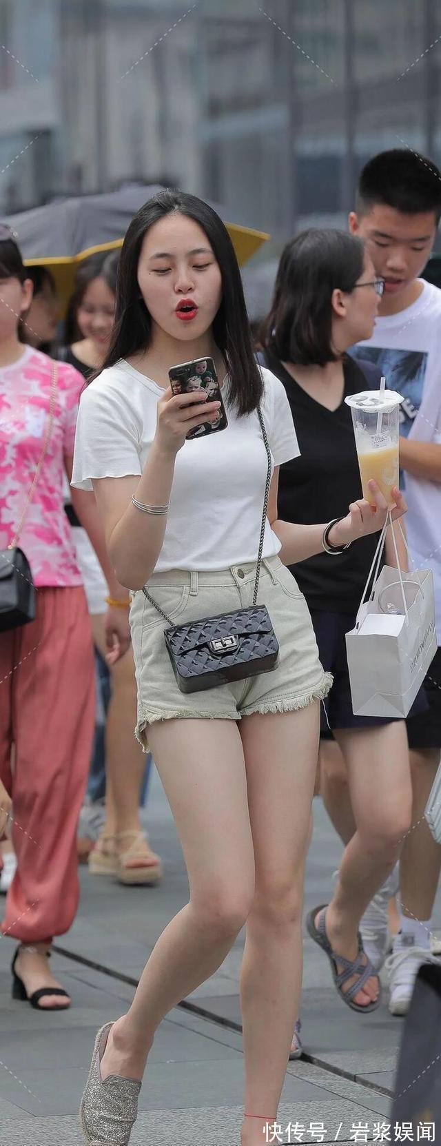 蕾丝 黄色短款T恤搭配灰色打底裤，修身又显高，整体展现知性风格