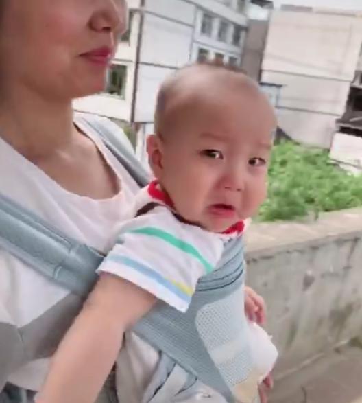 假装|妈妈回家路上遇到宝宝,假装不认识,宝宝委屈的小表情让人心疼