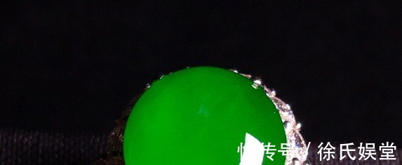 女生们@很多人喜欢耀眼的翡翠手镯,可是不知道应该怎么去挑选,来告诉你!