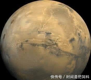 凤凰号 它飞跃6亿千米, 来到火星的北极, 一铲下去, 为科学家带来惊喜!