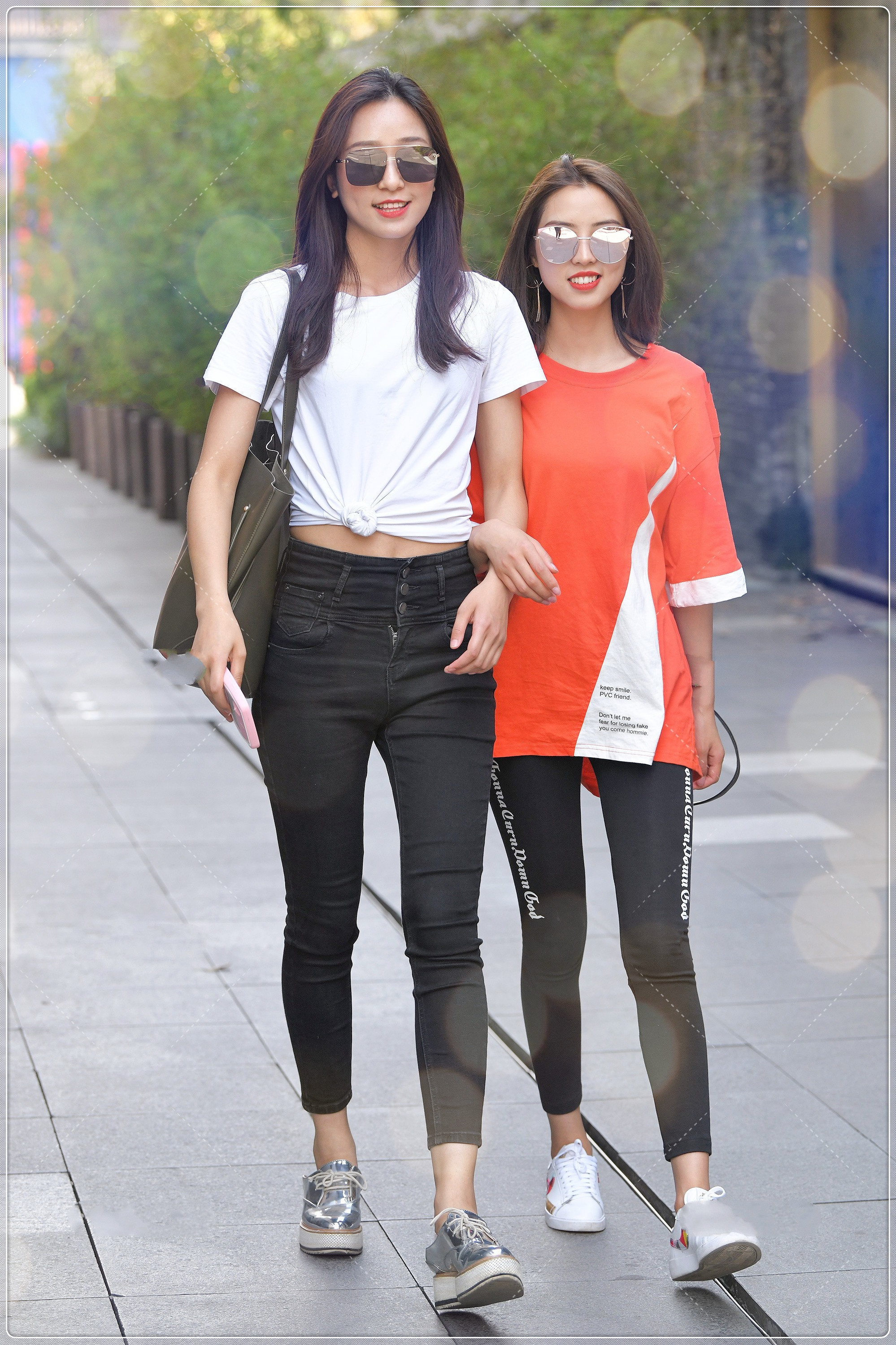 街拍黑+白经典配色,将简单的搭配,穿出与众不同