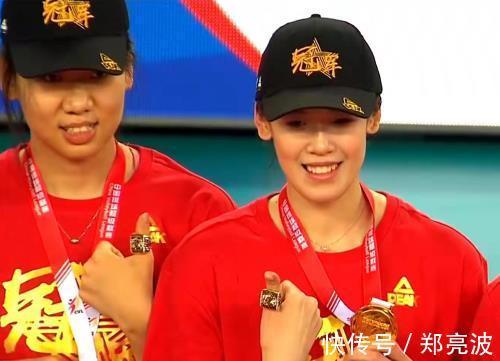 龚翔宇|颁奖礼一片祥和!李盈莹开心笑,江苏两小将比牙套,国手抢冠军帽