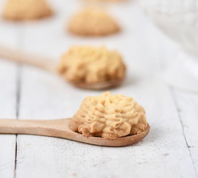  15元一盒的曲奇饼干，在家10元做一大盘，过年的小零食，超棒