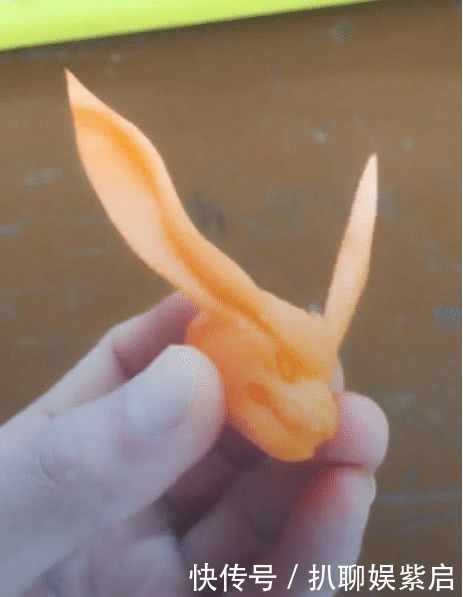 部动漫|小哥用胡萝卜雕九尾,成品令人尖叫,卖家:看来胡萝卜得涨价了