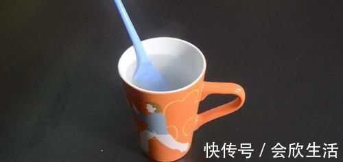 梳子脏了难清洗 只需用它泡一泡, 梳子立马洁净如新, 赶紧去试试