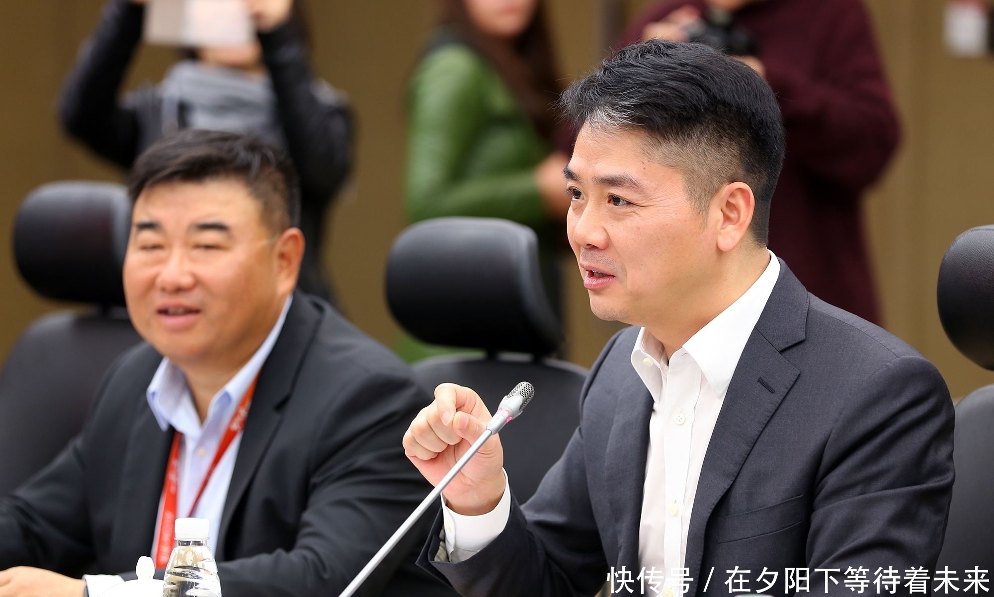 互联网公司|原来京东、美团背后的老板是他，身价4250亿，比马云还多1100亿