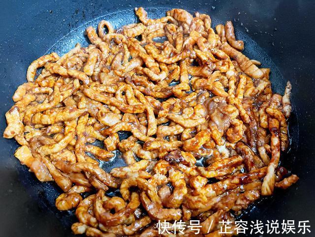 不粘锅|炒肉时加淀粉是大错!换成这2样,牢记3技巧,嫩滑入味,不粘锅
