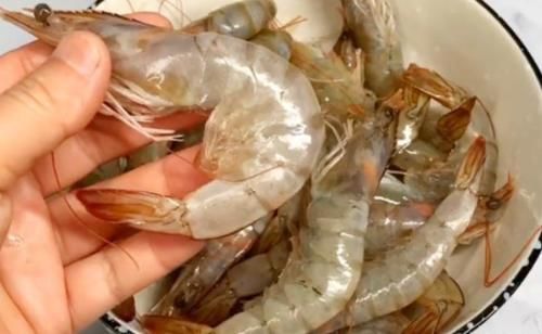 入味|煮大虾时,加水煮就错了,如此做,虾肉鲜嫩入味又好吃,太香了!
