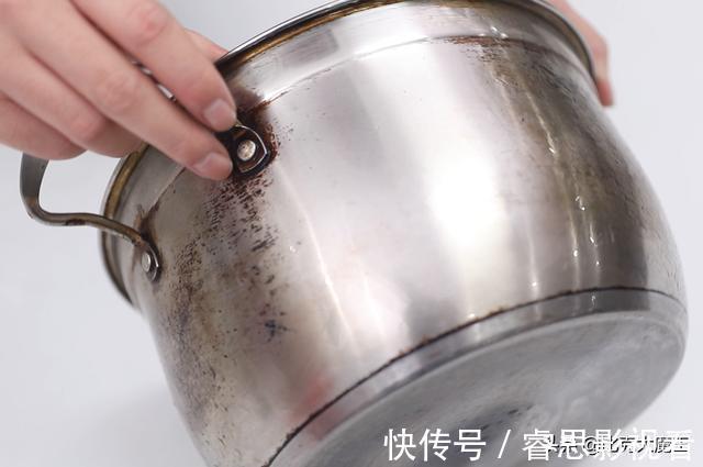 洗涤剂|不锈钢锅的黄渍难清除？只需一招，不用任何洗涤剂，轻松去除黄渍