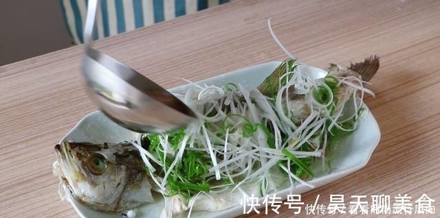 正确做法|清蒸鱼放盐和料酒就错了，教你正确做法，又鲜又嫩还不腥，太香了
