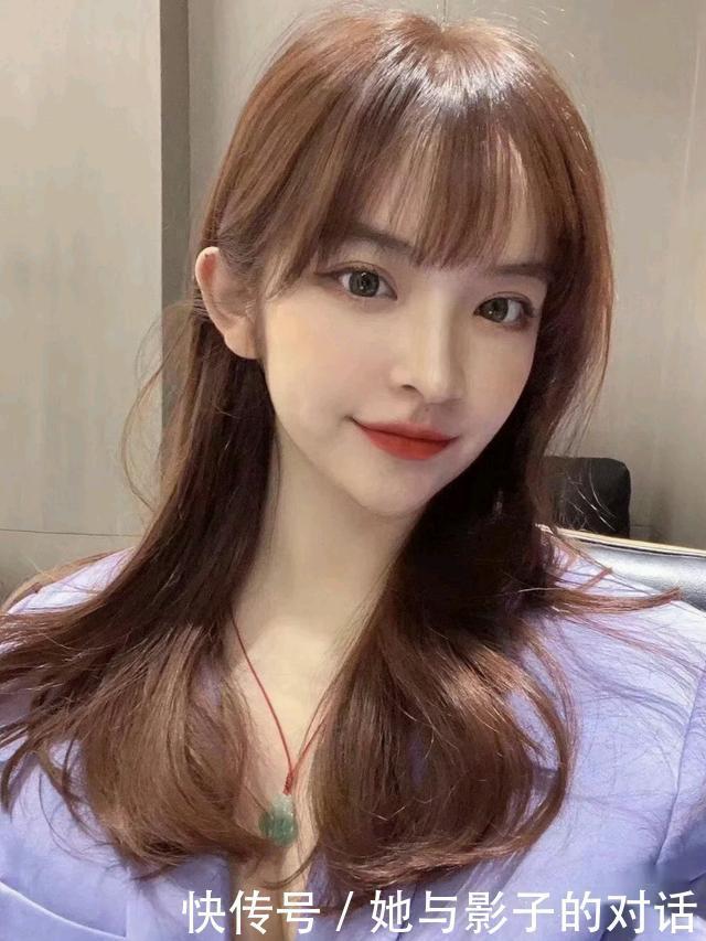 2020秋冬流行的“发色”，不仅白皮女孩染好看，黄黑皮染也超显白