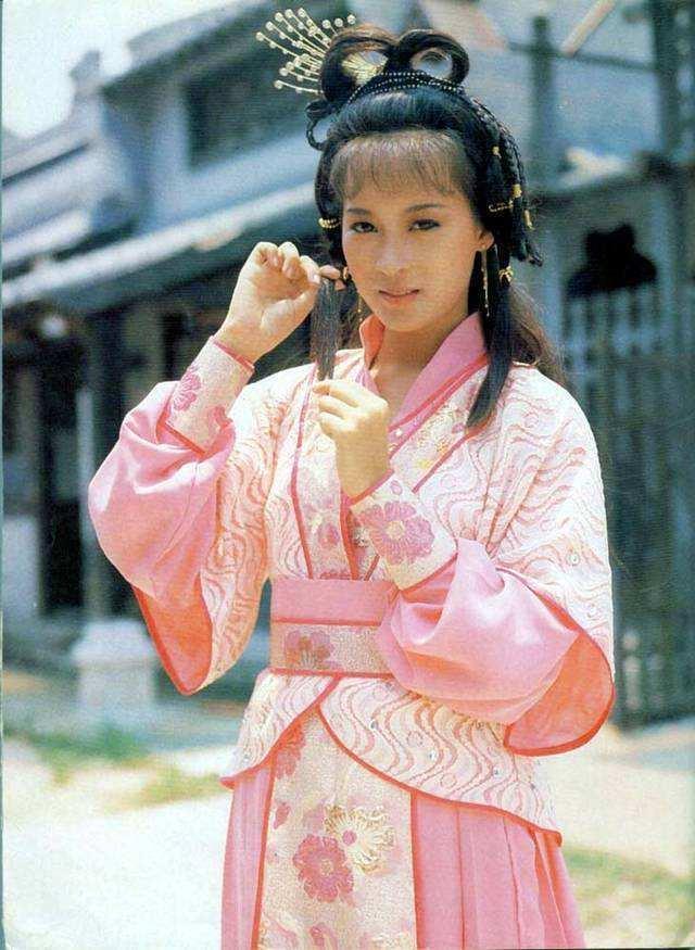 高圆圆!同样是演周芷若,其她7位都是在模仿,唯独她隔着屏幕都让人害怕