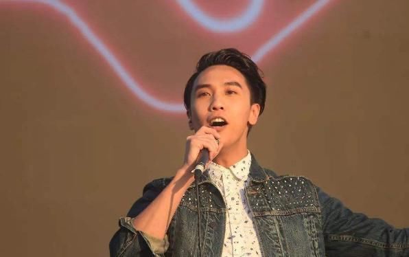 月半小夜曲|當(dāng)年汪峰親手將他淘汰,如今他卻滿世界開(kāi)演唱會(huì),網(wǎng)友實(shí)力打臉