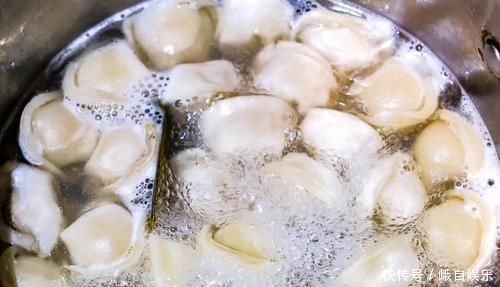 煮饺子，最忌水开直接下锅煮，牢记4点，饺子劲道好吃不破皮
