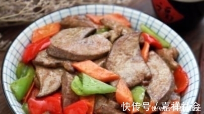 炒猪肝时,直接下锅是大错,多加一步,猪肝鲜嫩无腥味,特别香!