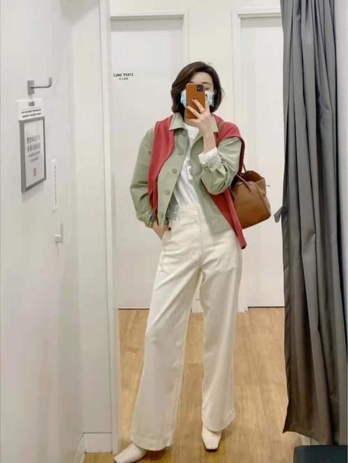 粉色针织衫+蓝色半身裙，一红一蓝的最佳CP组合，更加高贵典雅