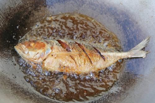 不管煎什么鱼，不要加盐或裹粉，牢记2个技巧，鱼肉完整不粘锅
