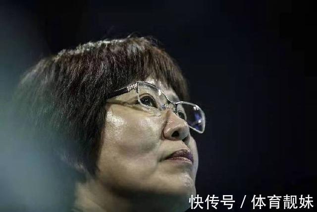 李盈莹|李盈莹迎来1个不好的消息：蔡斌接任郎平，当中国女排的主教练！