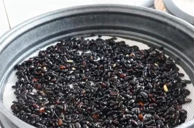 黑豆|黑豆不打豆浆、不熬粥，教你养生吃法，做法简单，比买的补药还补