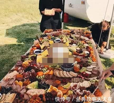盘子|水果牛排不放盘子乱堆,婚礼食物像吃剩的?网友:文化差异伤不起