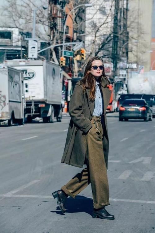 今冬，火了一款裤子叫：毛呢裤，配大衣气质又高级，谁穿谁好看