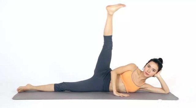 体式|瑜伽瘦腿的王牌动作，左右上抬减去内侧脂肪，躺在床上轻松练习！