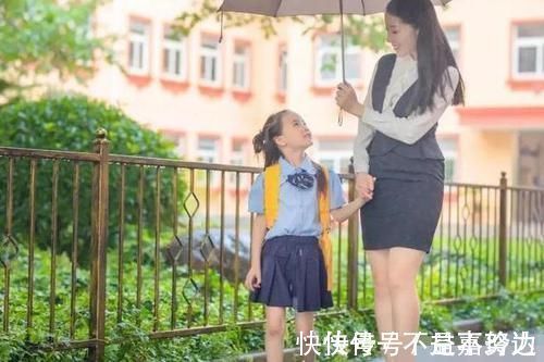 宝妈|宝妈穿“短裙”接孩子，6岁女儿因此被同学嘲笑，网友：这也管？