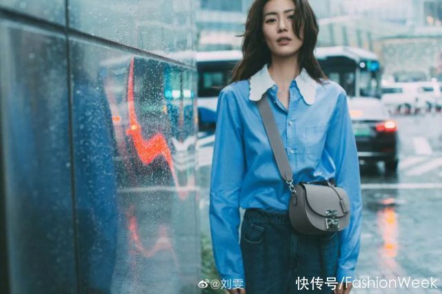 比春天更迷人的是：刘雯的蓝色衬衫