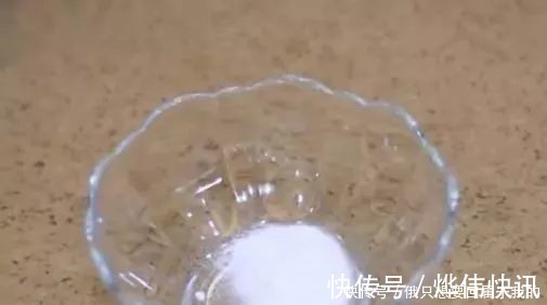 衣物|洗衣服时别只放洗衣液,多放一碗它,不用搓洗,衣服干净如新!