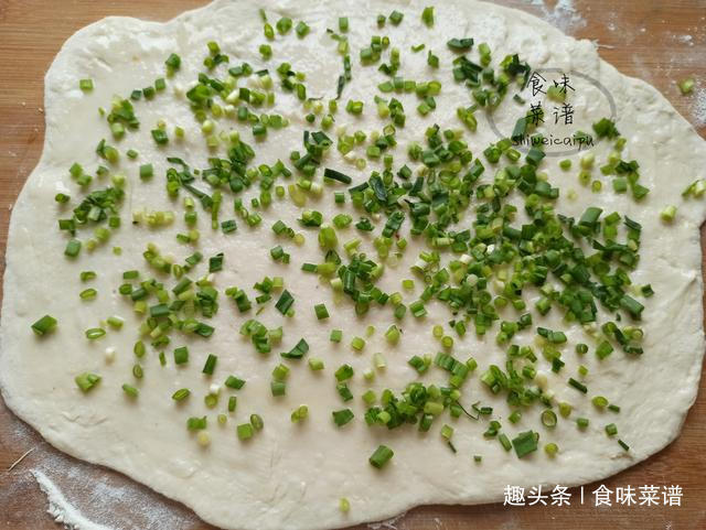 孩子想吃葱花饼了,教你特色做法,不和面不揉面,暄软咸香又好吃