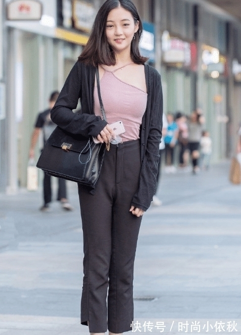 上衣 粉色围脖上衣搭配黑色休闲裤,青春减龄,展现时尚气质