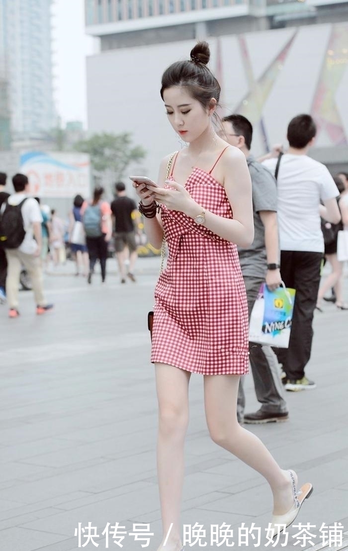 街拍|街拍：美女们真会选款，穿搭迷人，大长腿更是令人拍手称赞