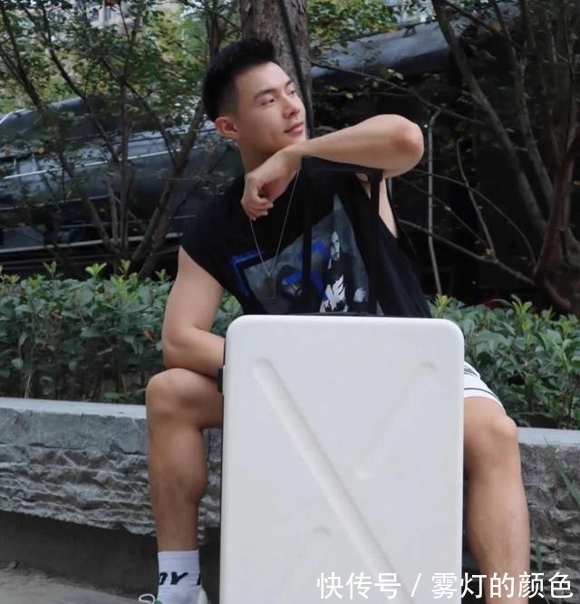 身材|奶味十足的黑白系寸发阳刚小奶狗，颜值一般身材不错，是你的菜吗！