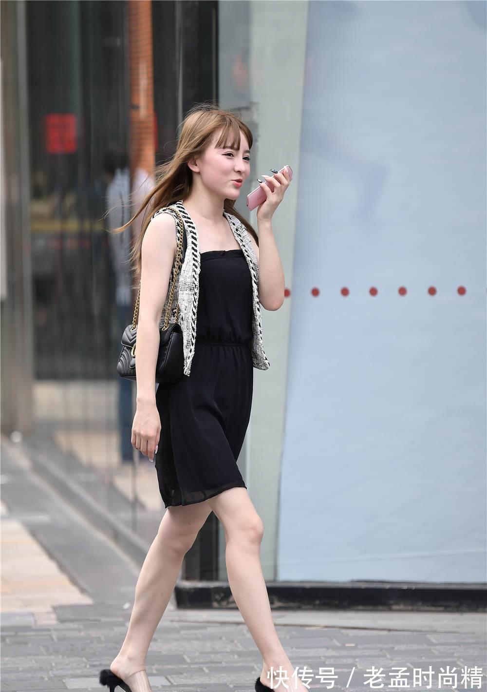 凉鞋|黑色连衣裙, 搭配浅灰色无袖开衫, 细跟凉拖很精致