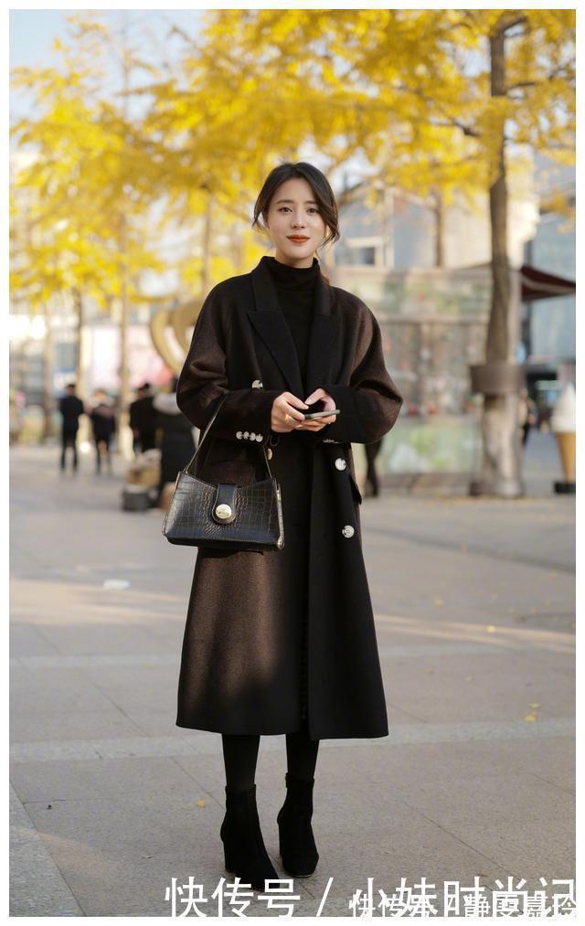 黑色系 穿大衣别再配高跟鞋了, 今年流行配靴子穿, 时尚优雅, 很有女人味
