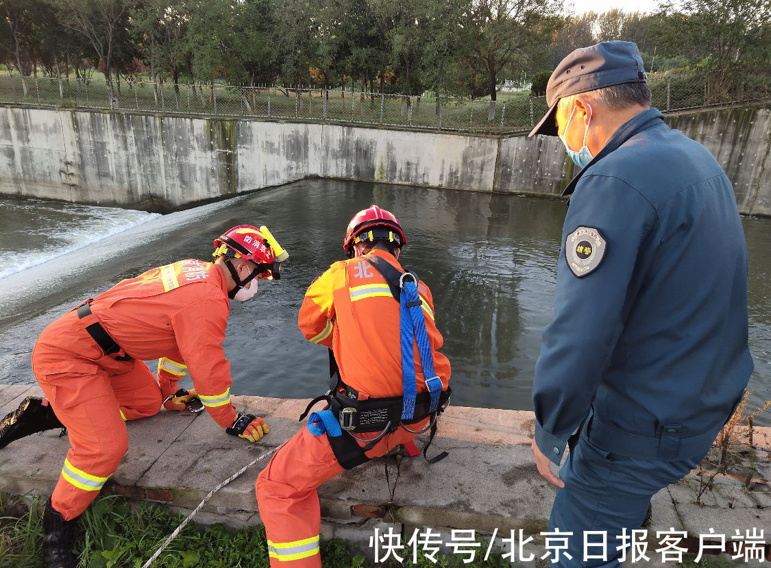 救援|男子酒后落水被困水库闸门，消防员成功施救