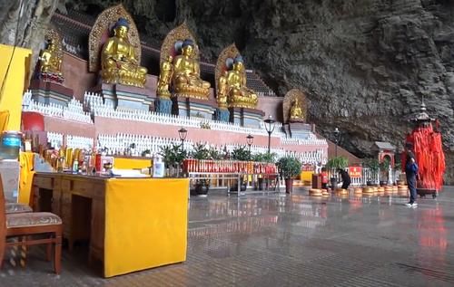 贵州兴义百年古村落，景观奇特内容丰富，村口集市很闹热