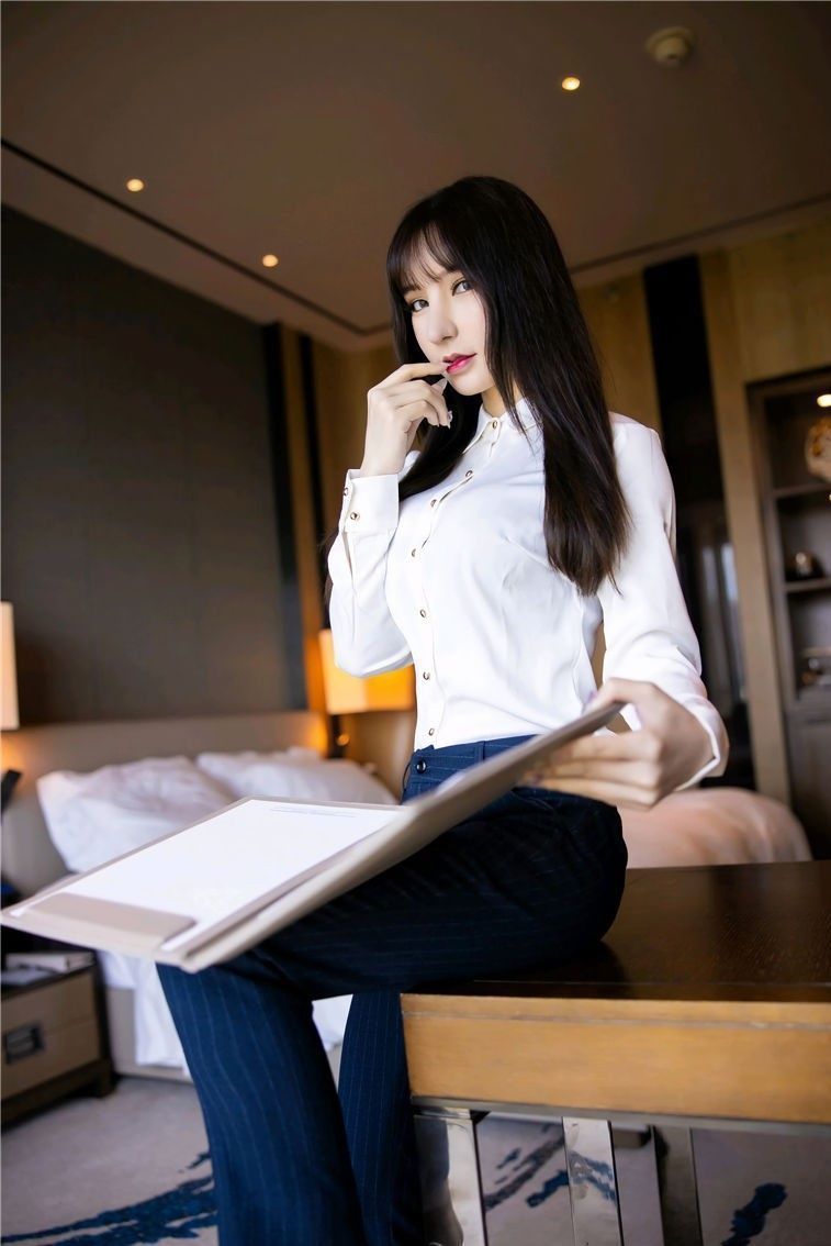 衬衫 白色衬衫搭配藏蓝色条纹九分裤修身显瘦,时尚迷人又极具职业感