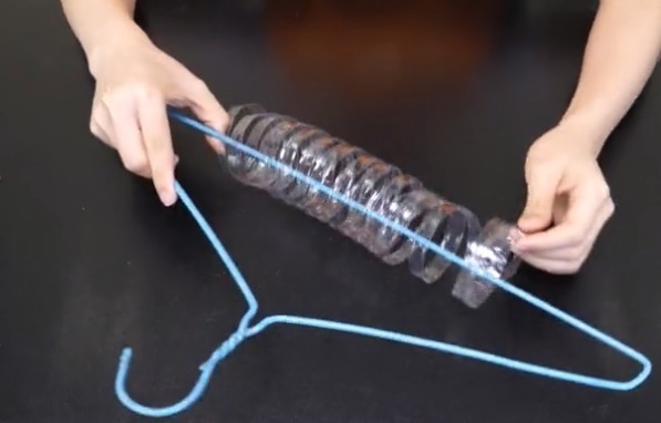 矿泉水瓶子别再扔了,剪一刀套在衣架上,解决了家家户户的大难题