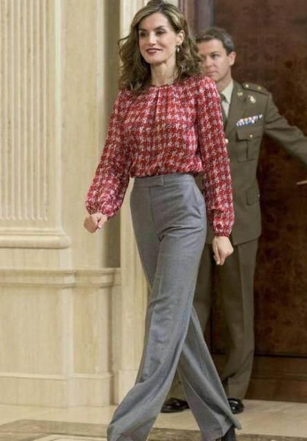 西班牙王后真会穿，千鸟格裙配红衣优雅高级，再披件大衣好气派