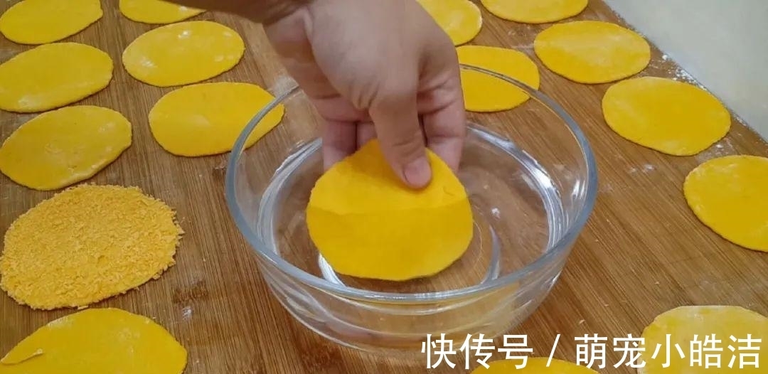 南瓜这样做才简单,锅里炸一炸,外皮焦脆又空心,比面包蛋糕还好吃